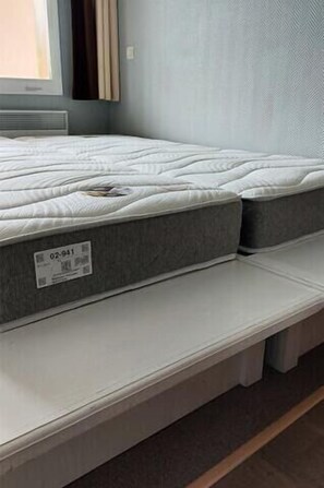 WiFi, bed sheets, wheelchair access