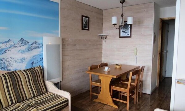 Dining - Resort center, 2nd floor, view mountain, balcony, tv, ski locker, 28m², La Plagne (La Plagne)