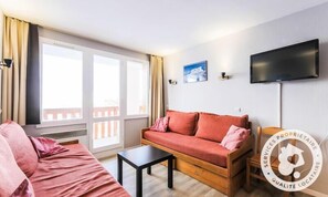 Living area - Ski-in/ski-out & foot of the slopes, 2nd floor, view mountain, balcony, tv, ski locker, 54m² (La Plagne)