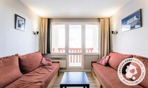 Living area - Ski-in/ski-out & foot of the slopes, 2nd floor, view mountain, balcony, tv, ski locker, 54m² (La Plagne)