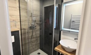 Shower - Resort center, 2nd floor, view mountain, balcony, tv, ski locker, 54m², La Plagne (La Plagne)