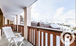 Property grounds - Ski-in/ski-out & foot of the slopes, 2nd floor, view mountain, balcony, tv, ski locker, 54m² (La Plagne)