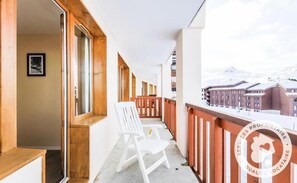 Property grounds - Resort center, 2nd floor, view mountain, balcony, tv, ski locker, 54m², La Plagne (La Plagne)