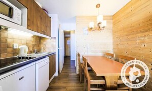 Kylskåp, mikrovågsugn, diskmaskin och kaffe- och tebryggare