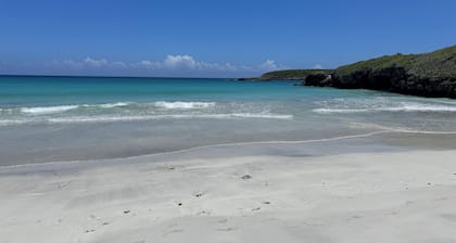 Authentic 3 bedroom Vieques house, quiet neighborhood, 10 minute walk to ferry.