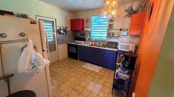 Køleskab, mikrobølgeovn, ovn, kogeplade