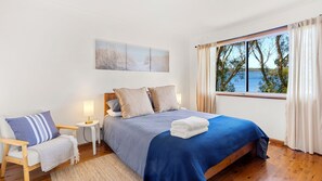 4 makuuhuonetta, työpöytä, silitysrauta/-lauta, vauvan matkasänky