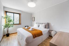 1 bedroom, desk, iron/ironing board, internet