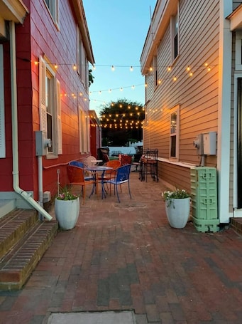 屋外ダイニングエリア. Poe Themed Home Close to Beaches and DE Turf