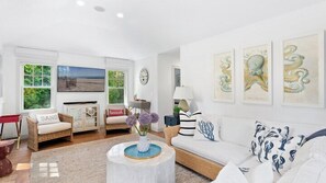 Télévision, cheminée, table de tennis de table, chaîne hi-fi