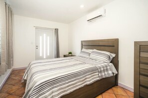 4 bedrooms, iron/ironing board, WiFi, bed sheets