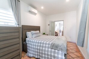 4 habitaciones, tabla de planchar con plancha, wifi y ropa de cama 