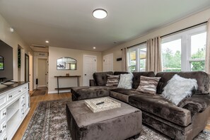 Living area - Charming Kentucky Stone House (Lexington)