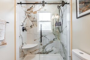 Sèche-cheveux, serviettes fournies, savon, papier toilette