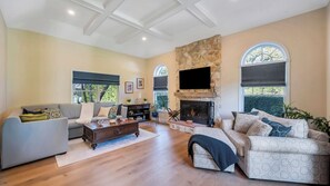 Smart-TV, Kamin, Tischfußball