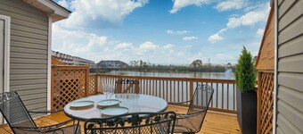 Lakeside Landing Spacious Comfort  Near Downtown