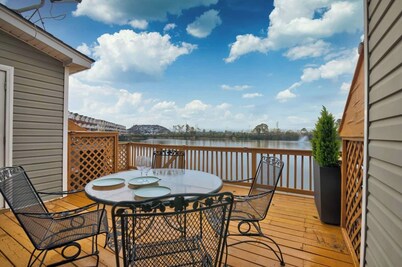 Lakeside Landing Spacious Comfort  Near Downtown