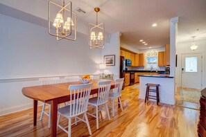 Dining - Lakeside Landing Spacious Comfort Near Downtown (North Charleston)