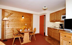 Dining - 300m from resort center, fitness, swimming pool, sauna, parking, tv, 20-25m², Le Corbier (Le Corbier)