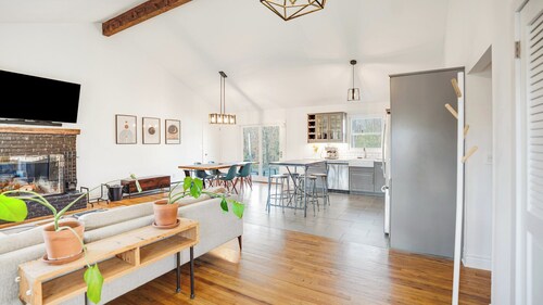 Modern and Cozy East Hampton Home Centrally Located Close to East Hampton...