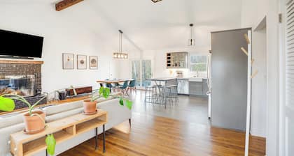 Modern and Cozy East Hampton Home Centrally Located Close to East Hampton...
