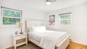 3 bedrooms, iron/ironing board, travel cot, Internet - Modern and Cozy East Hampton Home Centrally Located Close to East Hampton... (East Hampton)