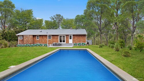 Modern and Cozy East Hampton Home Centrally Located Close to East Hampton...