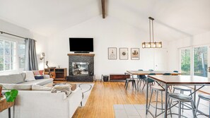 Smart TV, fireplace
