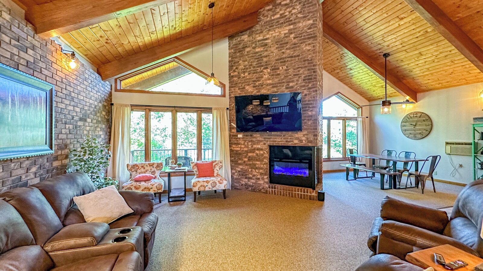 TV connectée, cheminée, vidéothèque, chaîne hi-fi