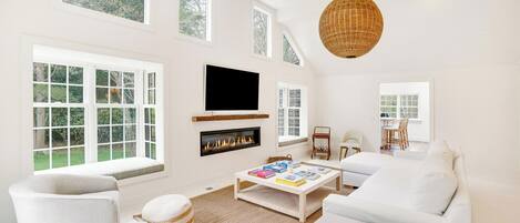 Smart TV, chimenea, tenis de mesa y estéreo