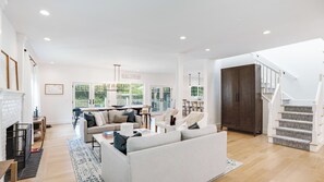 Smart TV, chimenea, estéreo