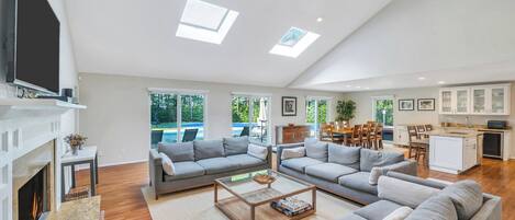 Télévision, table de tennis de table