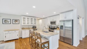 Micro-ondes, four, plaque de cuisson, cafetière/bouilloire