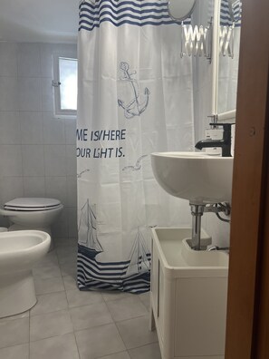 Haartrockner, Bidet, Handtücher, Seife