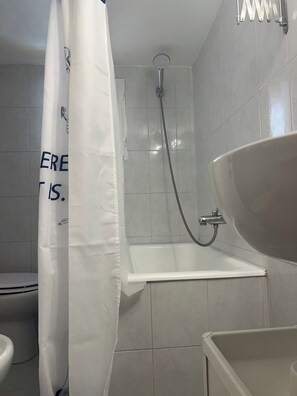 Een haardroger, een bidet, handdoeken, zeep
