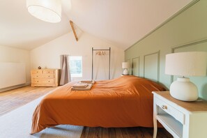 6 bedrooms, iron/ironing board, WiFi, bed sheets