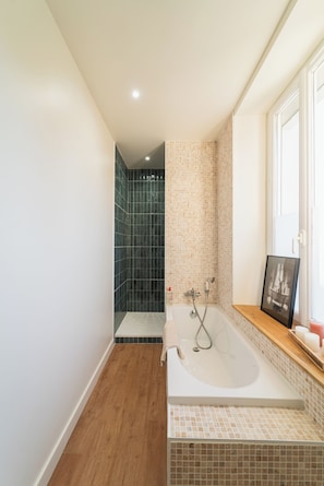 Shower, hair dryer, towels, soap - La Pictave, a family home in Poitou, 5 minutes from Futuroscope (Chasseneuil-du-Poitou)