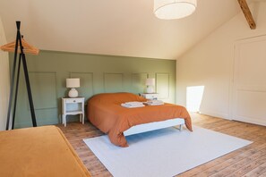 6 bedrooms, iron/ironing board, WiFi, bed sheets