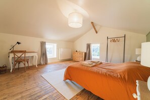 6 bedrooms, iron/ironing board, WiFi, bed sheets - La Pictave, a family home in Poitou, 5 minutes from Futuroscope (Chasseneuil-du-Poitou)