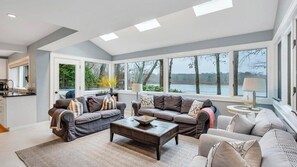 Smart-TV, peis, stereoanlegg og kontorer