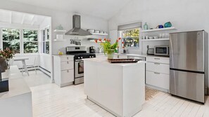 Mikrowelle, Ofen, Herdplatte, Wasserkocher mit Kaffee-/Teezubehör