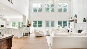Smart-tv, eldstad och en stereo