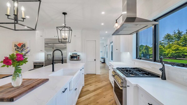 Mikrobølgeovn, ovn, kogeplade, køkkentøj/tallerkener/redskaber