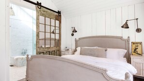 4 bedrooms, iron/ironing board, Internet, bed sheets