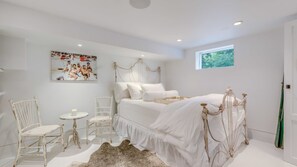 4 bedrooms, iron/ironing board, Internet, bed sheets - HGTV Designed Sag Harbor Ranch & Bungalow on the bay, heated gunite pool,... (Sag Harbor)