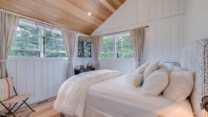 4 bedrooms, iron/ironing board, Internet, bed sheets