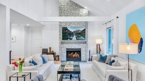 Smart-TV, peis, bordtennis og stereoanlegg