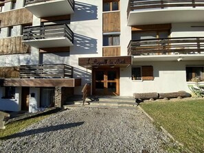Exterior detail - 200m from resort center, 2nd floor, balcony, tv, ski locker, 55m², Praz sur Arly (Praz-sur-Arly)