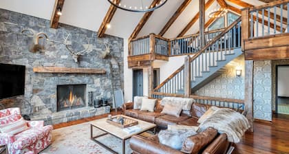 Contemporary Renovated Retreat with Mountain Views, Ski-In/Ski-Out,...