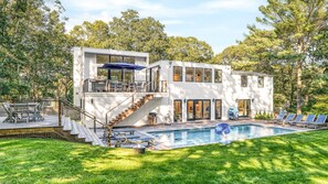 A heated pool - Beautiful East Hampton Home with water views of Gardiners Bay, close to... (East Hampton)